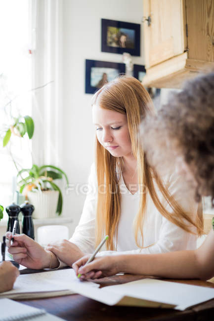 Madchen Mit Freunden Im Raum Zu Hause Studieren Mannchen