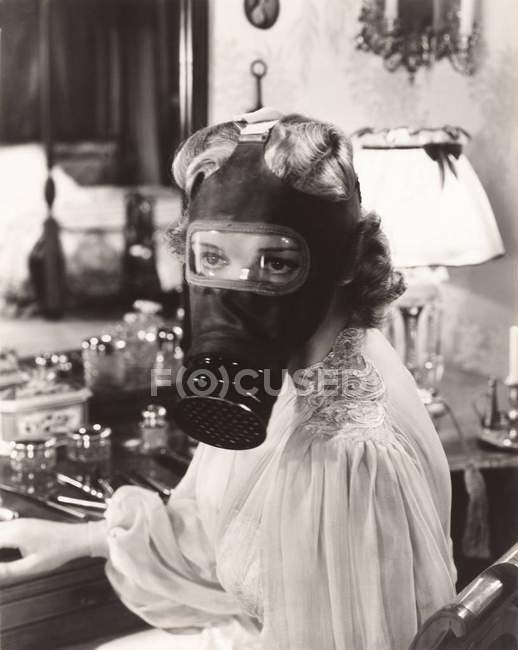 Donna con maschera antigas — Foto stock