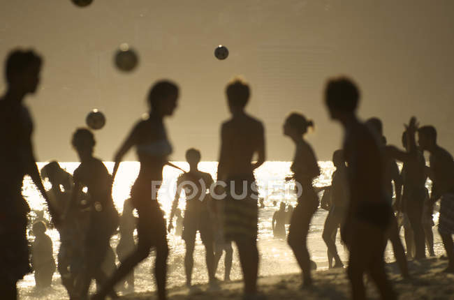 Praia do Rio de Janeiro Silhuetas Brasileiras Jogando Altinho — Fotografia de Stock