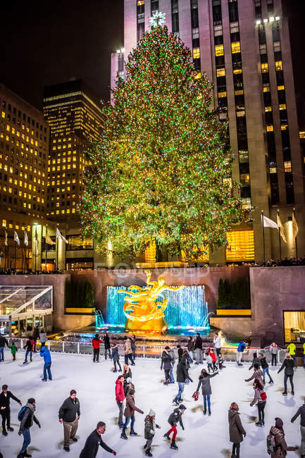 Holiday Skaters Around Tree — Stock Photo