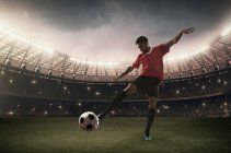 Fußballer kickt den Ball — Stockfoto