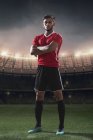 Jugador de fútbol de pie retrato con el estadio en el fondo - foto de stock