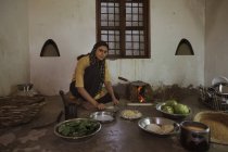 Mulher indiana sentado na cozinha no chão — Fotografia de Stock