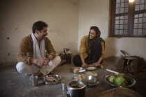 India comida de cocina familiar en el suelo en interiores - foto de stock