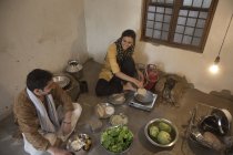 Індійська сім'ї, приготування їжі на підлозі в приміщенні — стокове фото