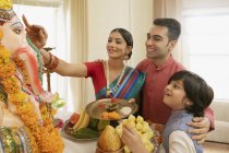 Famiglia in abiti festivi eseguendo aarti su Ganesh chaturthi — Foto stock