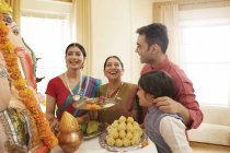 Indische Familie in festlicher Kleidung feiert Ganesh Chaturthi drinnen — Stockfoto