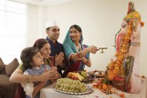 Familie in festlicher Kleidung beim Aarti auf ganesh chaturthi — Stockfoto
