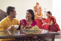 Indische Familie in festlicher Kleidung feiert Ganesh Chaturthi drinnen — Stockfoto