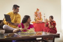 Famiglia indiana in abiti festivi che celebrano ganesh chaturthi al chiuso — Foto stock