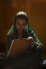 Porträt eines indischen Mädchens, das im Gegenlicht Prüfungsunterlagen betrachtet — Stockfoto