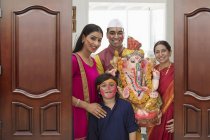 Индийская семья в праздничной одежде остается в дверях — стоковое фото