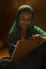 Ritratto di ragazza indiana guardando pad esame sotto la luce posteriore — Foto stock
