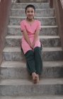 Porträt eines indischen Mädchens auf Stufen — Stockfoto