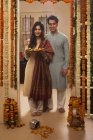 Retrato de pareja adulta joven en vestido tradicional con plato de pooja - foto de stock