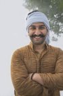 Retrato del hombre sonriente del pueblo con bigote rizado usando turbante - foto de stock