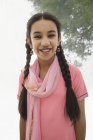 Porträt eines lächelnden indischen Mädchens, das in die Kamera blickt — Stockfoto