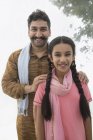 Портрет посміхаючись індійського людина і дівчина, дивлячись на камеру — стокове фото