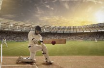 Schlagmann in Aktion auf Cricket-Feld, selektiver Fokus — Stockfoto