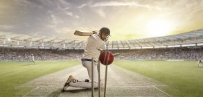 Batedor batendo bola de críquete, foco seletivo — Fotografia de Stock