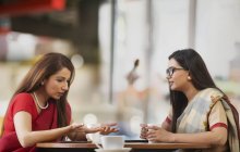 Duas mulheres de negócios tomando chá — Fotografia de Stock