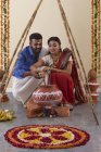 Marido e mulher celebrando pongal — Fotografia de Stock