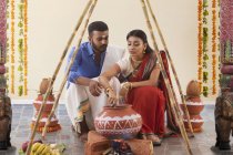 Marido e mulher celebrando pongal — Fotografia de Stock