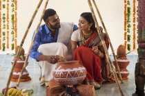Marido y mujer celebrando pongal - foto de stock