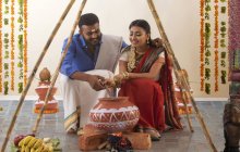 Marido y mujer celebrando pongal - foto de stock