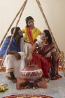 Южно-индийская семья празднует понгал — стоковое фото