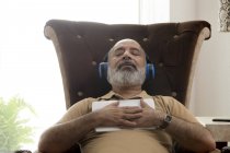 Старший мужчина расслабляется с закрытыми глазами — стоковое фото