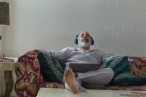 Senior homme écouter de la musique et se détendre — Photo de stock
