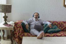 Uomo anziano ascoltare musica e relax — Foto stock