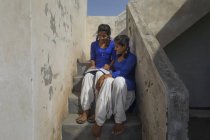 Meninas da escola estudando nas escadas — Fotografia de Stock