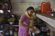 Женщина готовит на кухне — стоковое фото