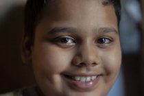 Portrait d'un jeune garçon souriant — Photo de stock