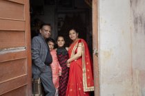 Ritratto di una famiglia in piedi insieme — Foto stock