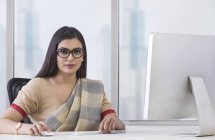 Frau arbeitet am Desktop — Stockfoto