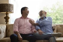 Vater und Sohn lachen zusammen — Stockfoto
