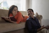 Чоловік і дружина мають якісний час вдома — стокове фото