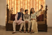 Enfants en cliquant selfie avec leur grand-père sur Diwali — Photo de stock