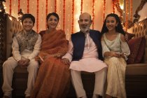 Kinder feiern Diwali mit ihren Großeltern — Stockfoto