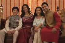Familia celebrando diwali juntos - foto de stock