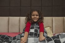 Jeune fille jouissant du confort d'une couverture à la maison . — Photo de stock