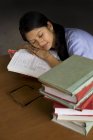 Chica durmiendo en una biblioteca - foto de stock