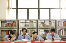 Studenti in una biblioteca scolastica — Foto stock