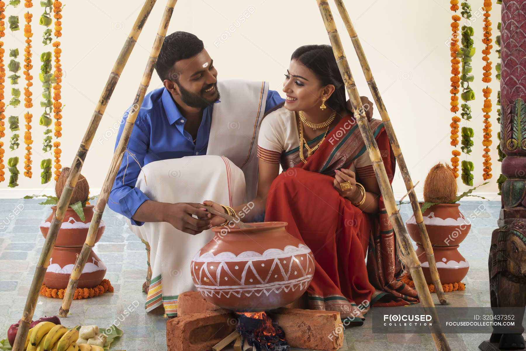 Husband and wife celebrating pongal — man, traditional clothing - Stock ...