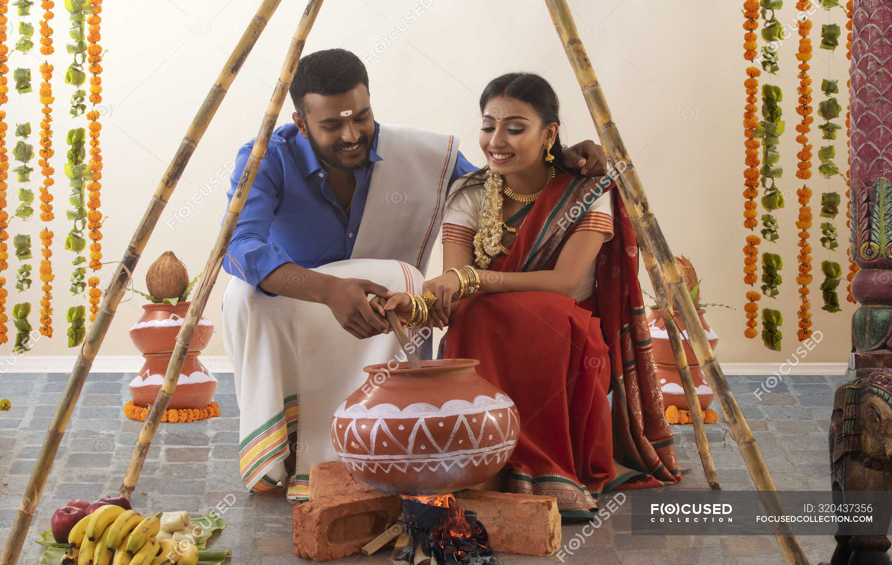 Muzh I Zhena Prazdnuyut Pongal Dhoti Indijskij Naryad Stock Photo 320437356