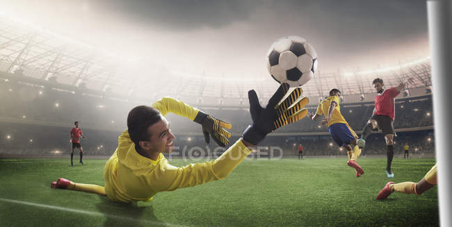 Momento de juego de fútbol con portero - foto de stock
