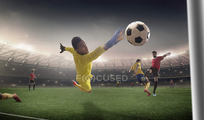 Momento de jogo de futebol com goleiro — Fotografia de Stock